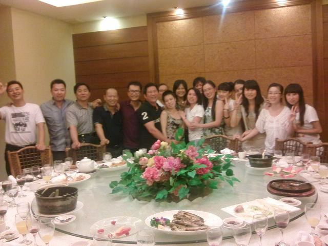 2011年中秋节员工们欢聚长安锦绣酒店吃団圆饭、唱歌